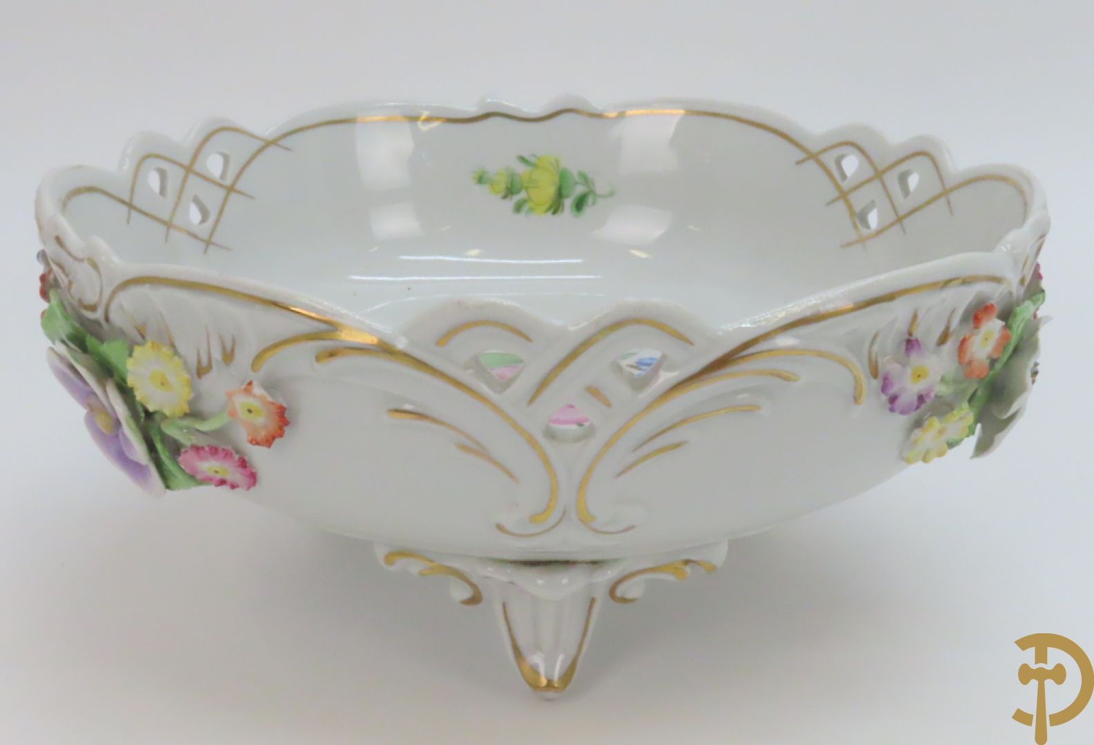 Driearmige porseleinen kandelaar met bloemenmotieven, onderaan gemerkt Plaue + porseleinen coupe Plaue + Limoges schenkkan met bloemendecor