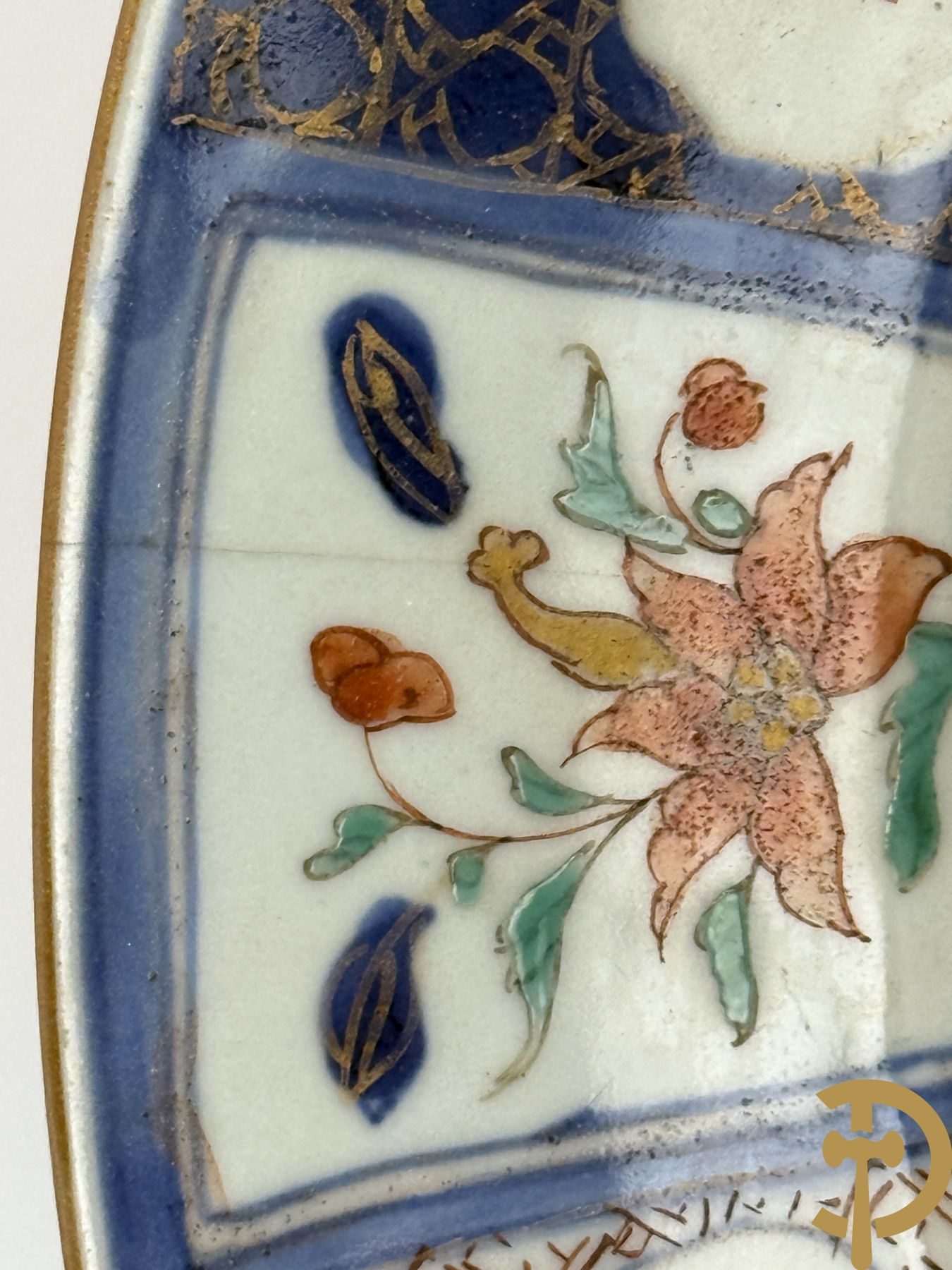 Chinees porseleinen Imari bord met landschapsdecor en bloemen