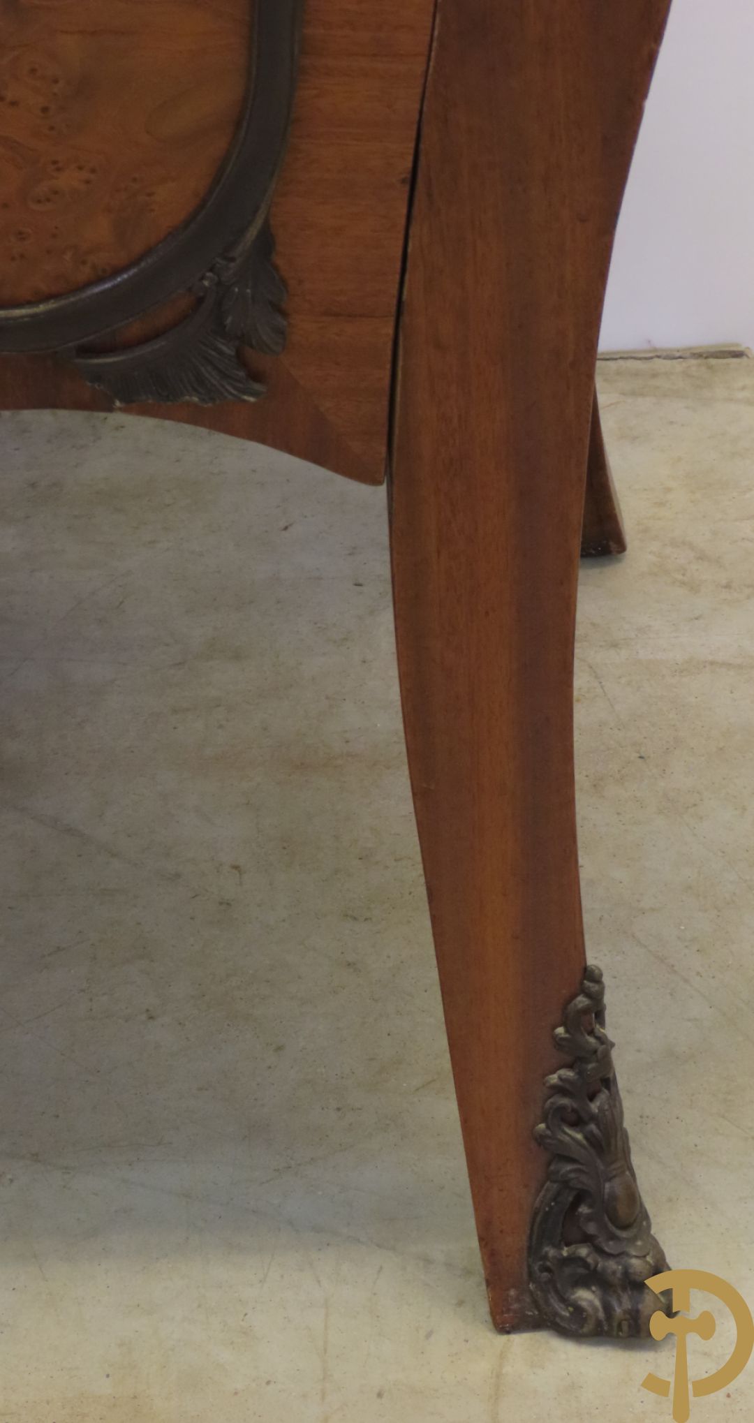 Wortelnotehouten gegalbeerde tweeladencommode met bronzen accanthusranken op lades, bronzen trekkers en dameshoofden opzij