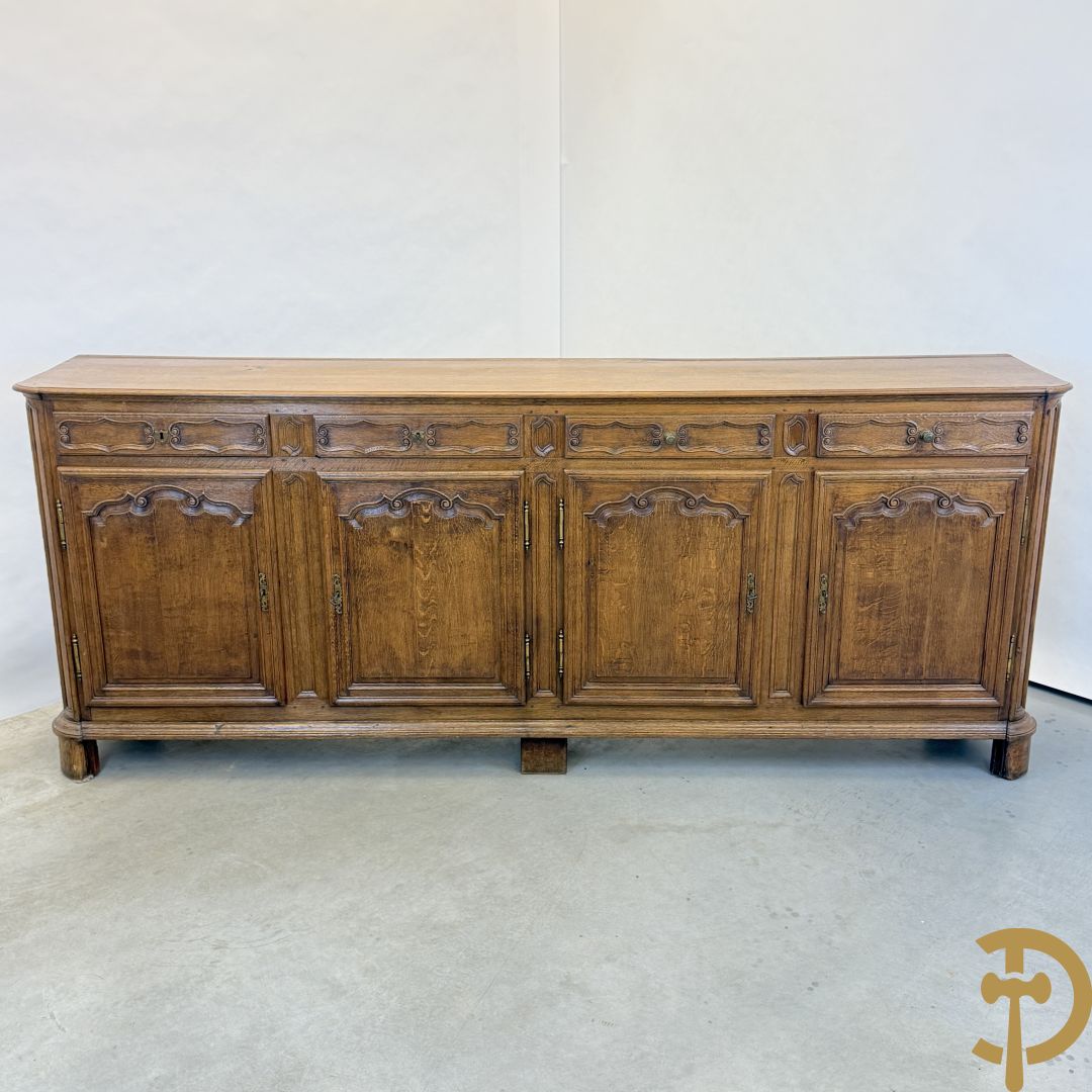 Eiken dressoir met 4 deuren, 4 lades en afgestoken Louis XV panelen