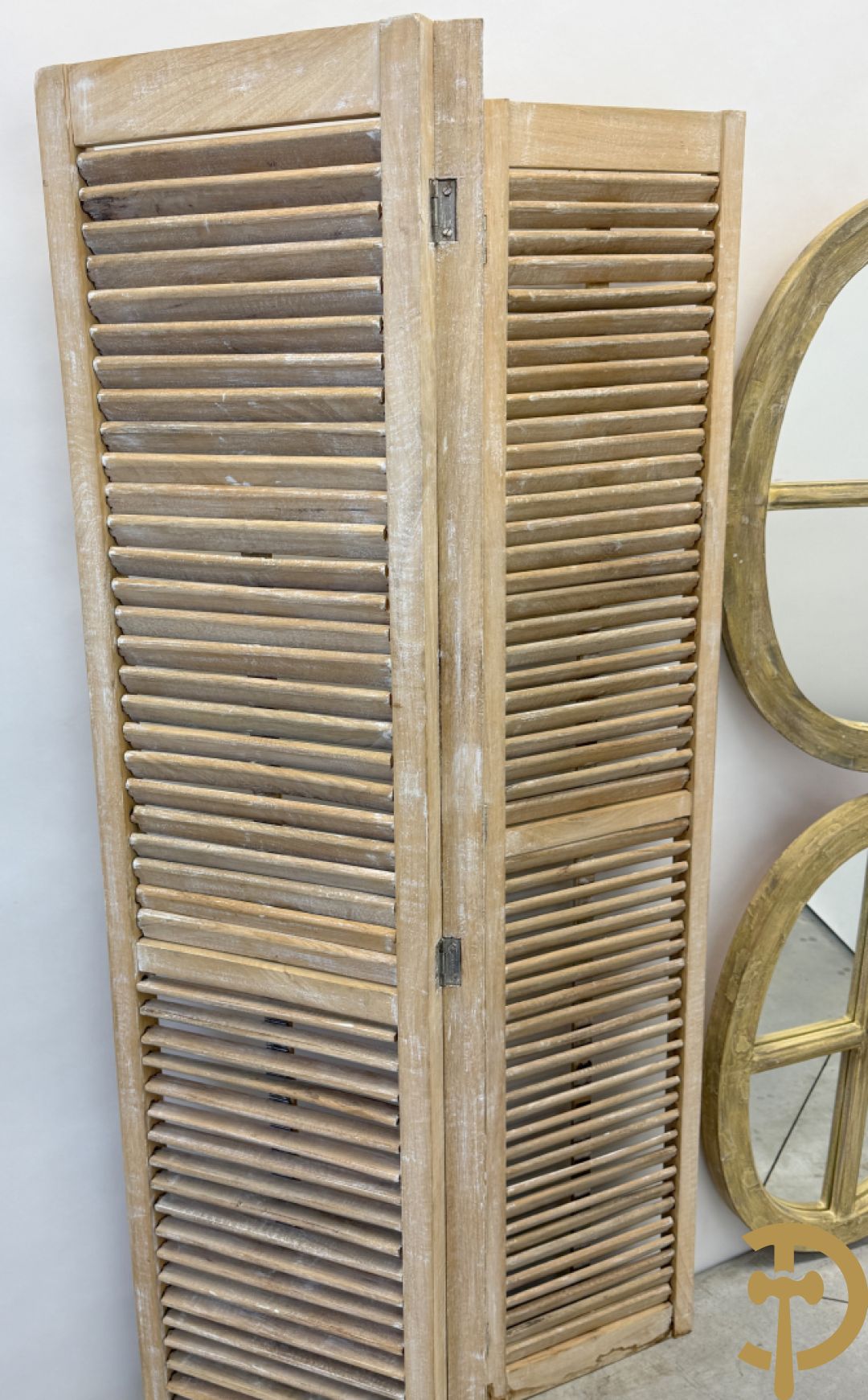 Driedelige paravan gemaakt van shutters + 2 ovale decoratieve spiegels met kruis