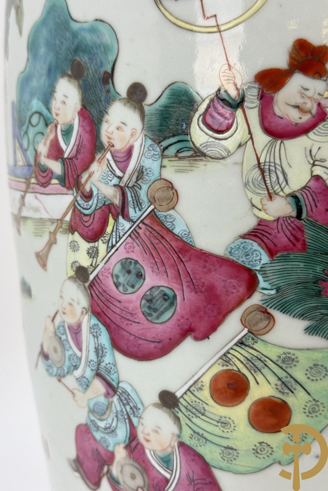 Chinese porseleinen vaas met dubbel decor van dieren, personages, dames en kinderen