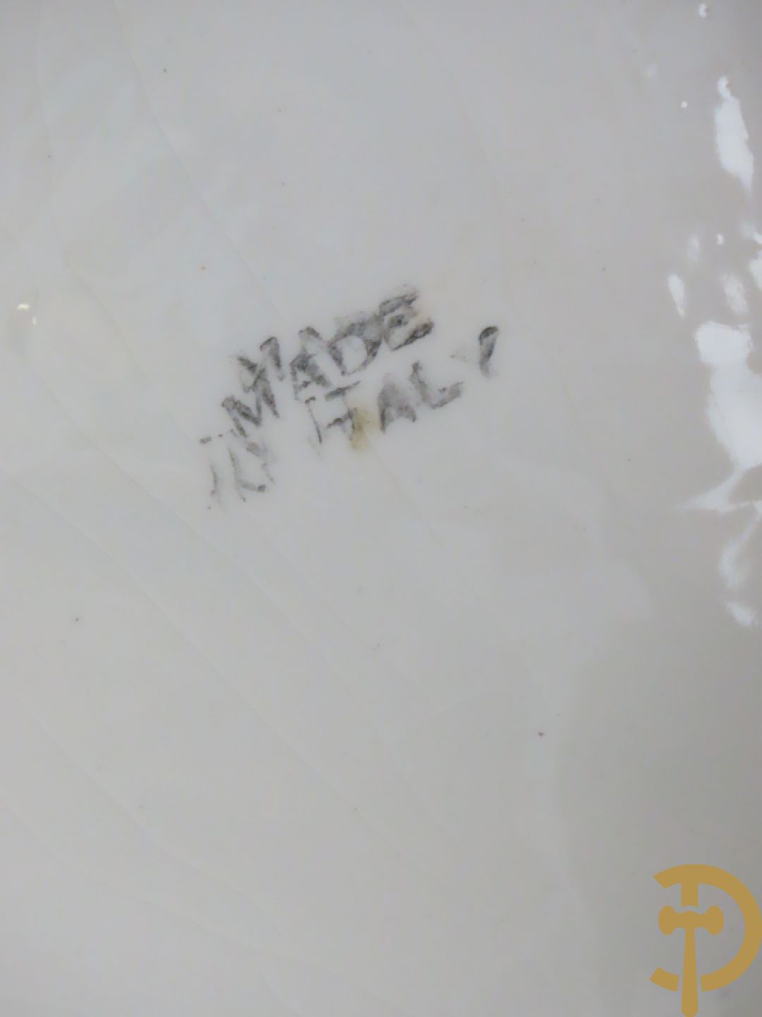 Twee Italiaanse beelden van oosterse dame met bloemen, getekend achteraan Polouioto en oosterse man met snaarinstrument in meerkleurige faience