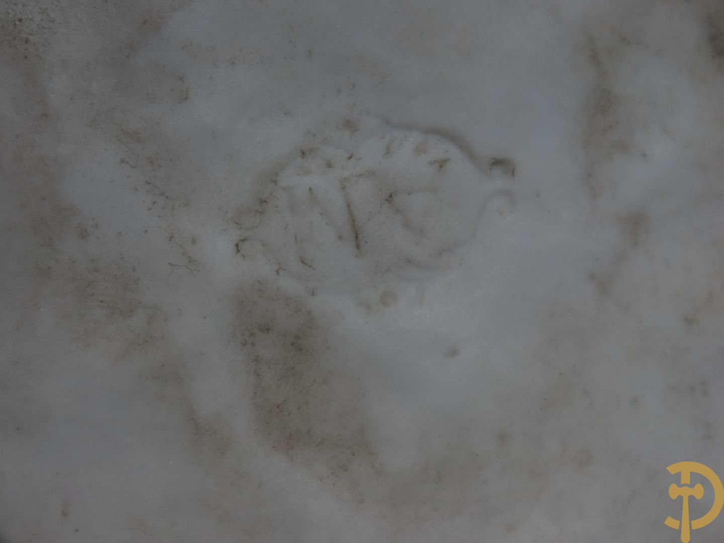 Paar grote witte biscuits van elegant koppel, onderaan gemerkt AM