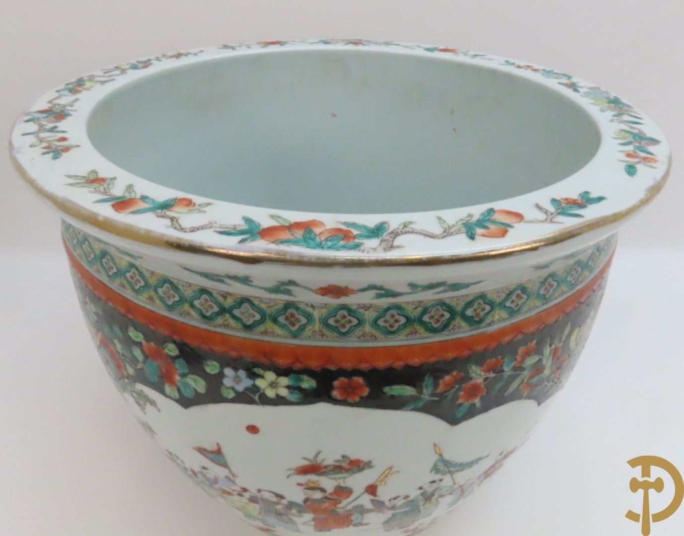 Chinese porseleinen cachepot met geanimeerd decor op zwarte fond met bloemen