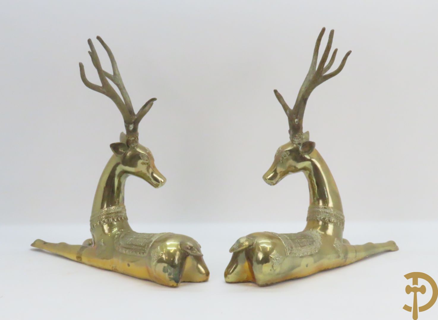 Paar koperen liggende herten