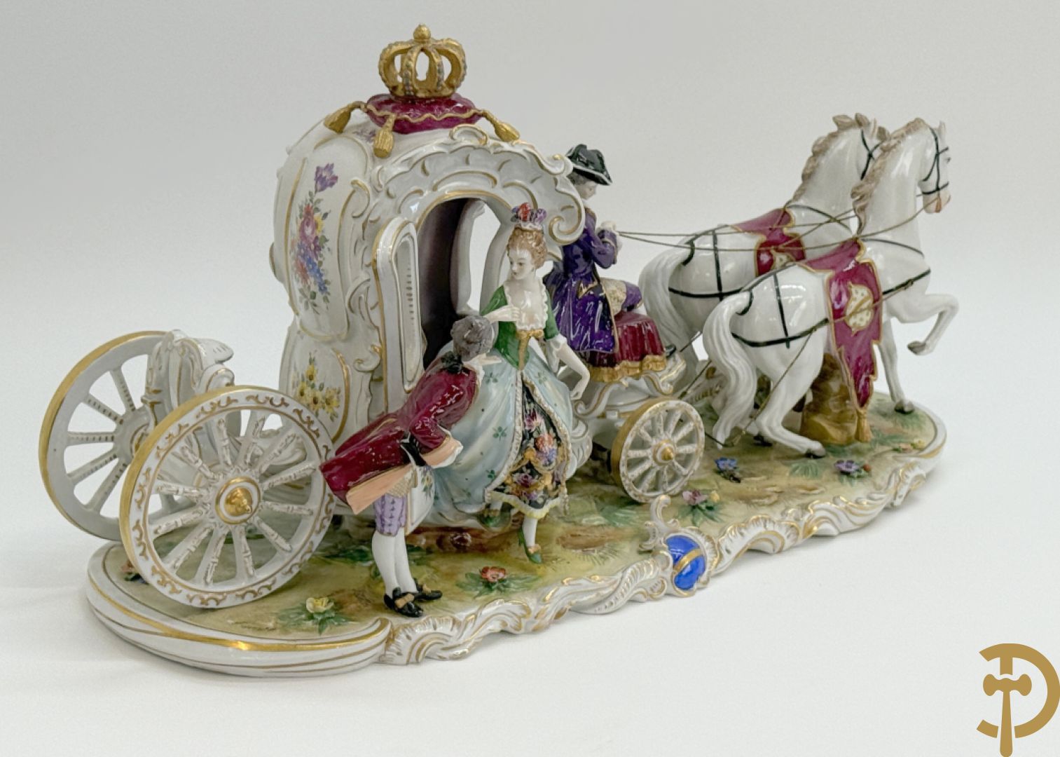 Porseleinen meerkleurige groep met koets, edeldame, lakei, ruiter en 2 paarden