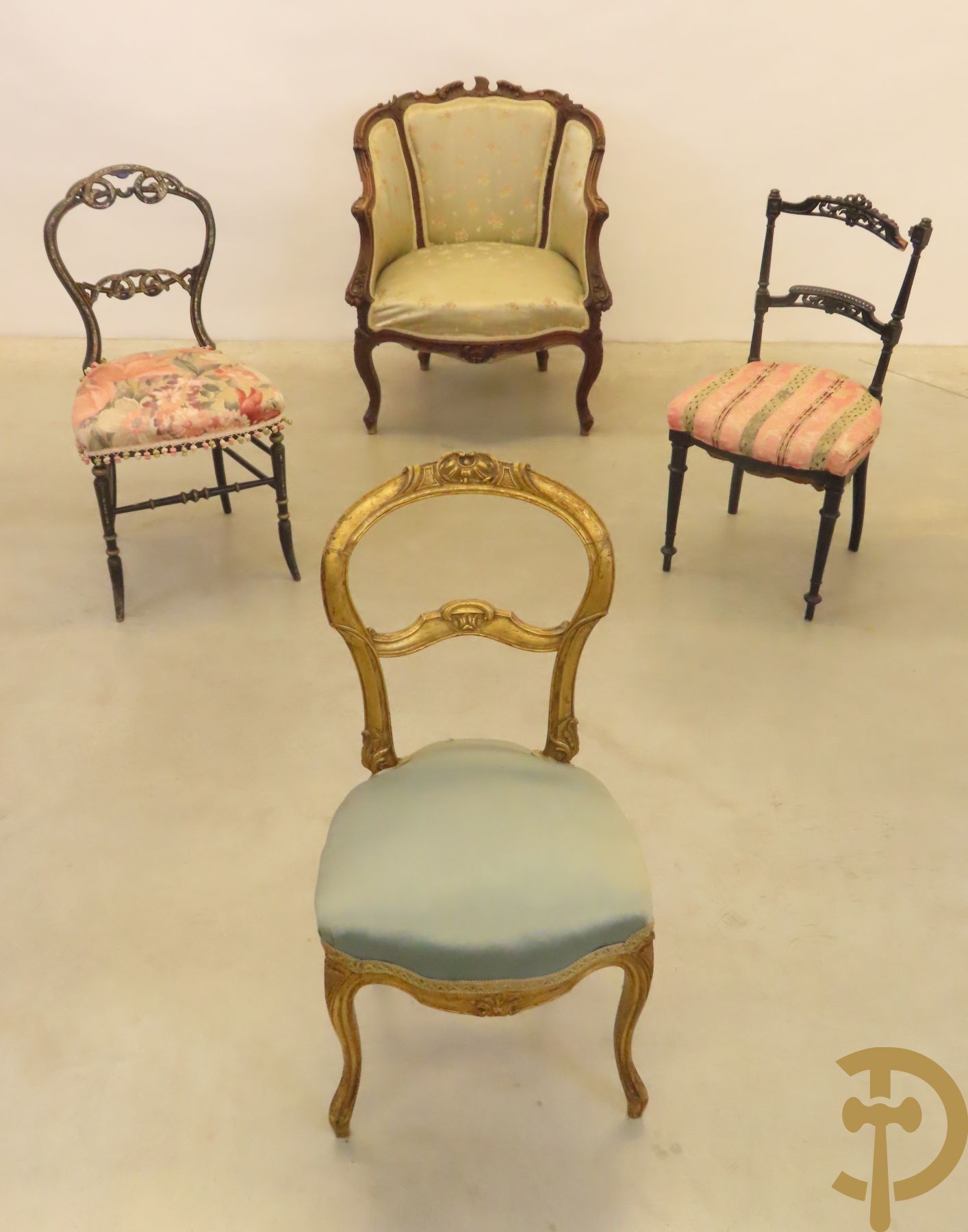 Gondelvormige notelaren armzetel Louis XV stijl met wangen op voluutvormige poten + 2 zwartgelakte Napoleon III stoelen + vergulde Louis XV stoel