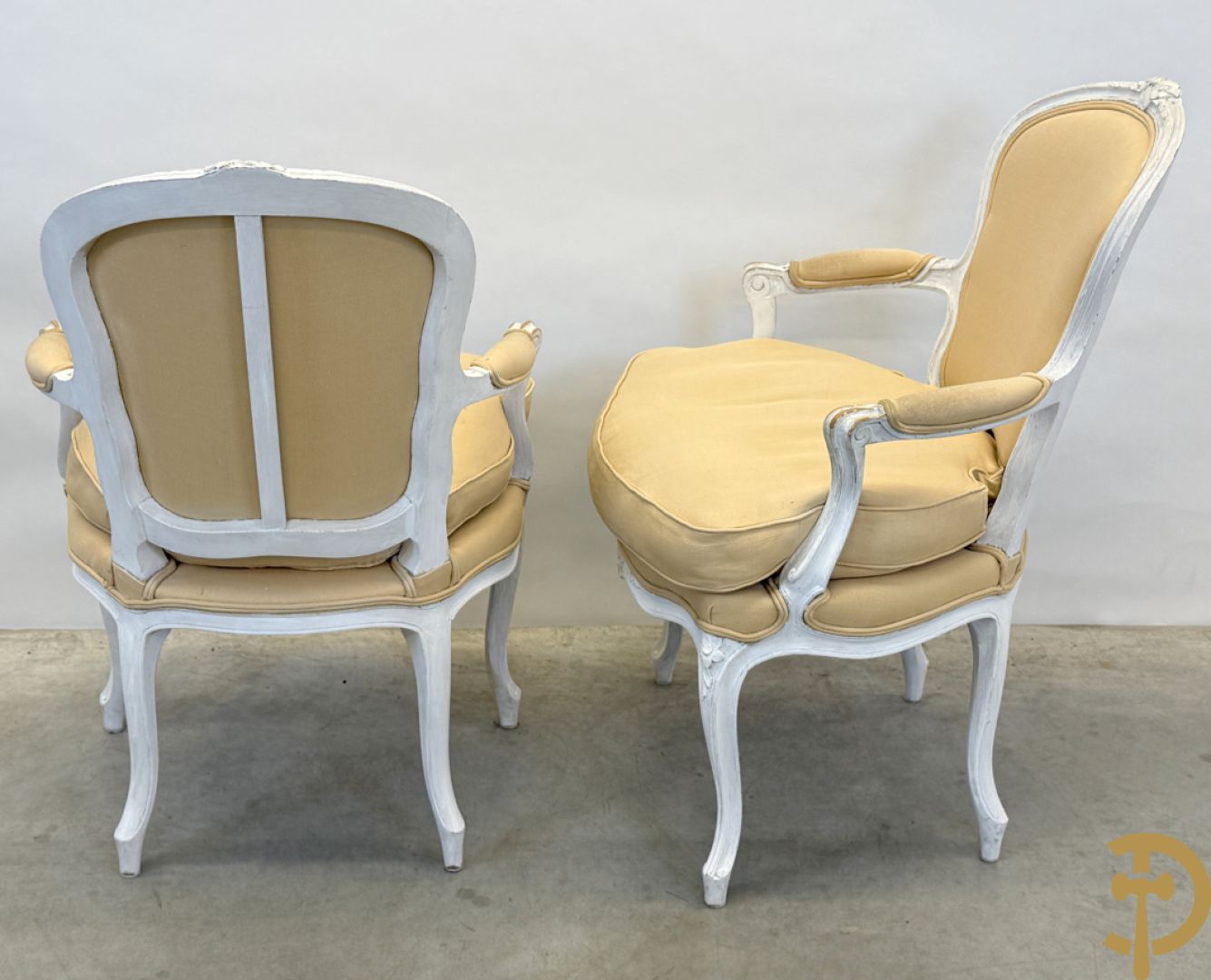 Paar wit gemonochromeerde Louis XV armzetels op voluutvormige poten + 1 andere