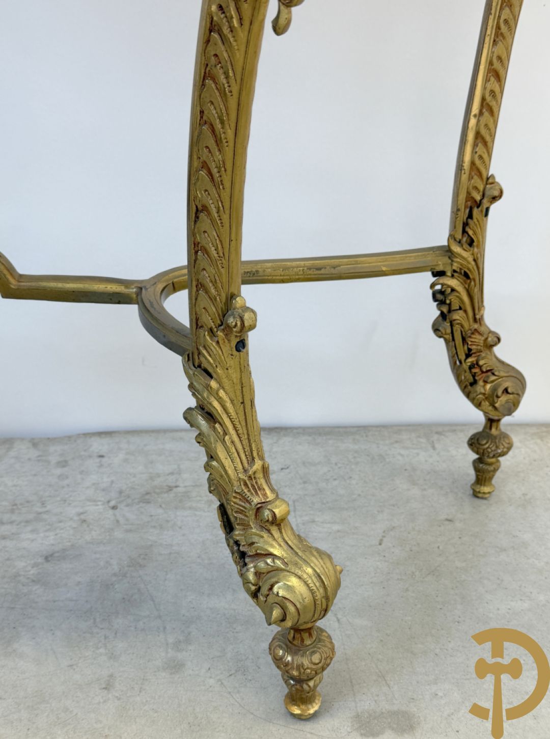 Koperen sierconsole Louis XV stijl met wit marmeren blad op 4 voluutvormige poten + bijhorende spiegel