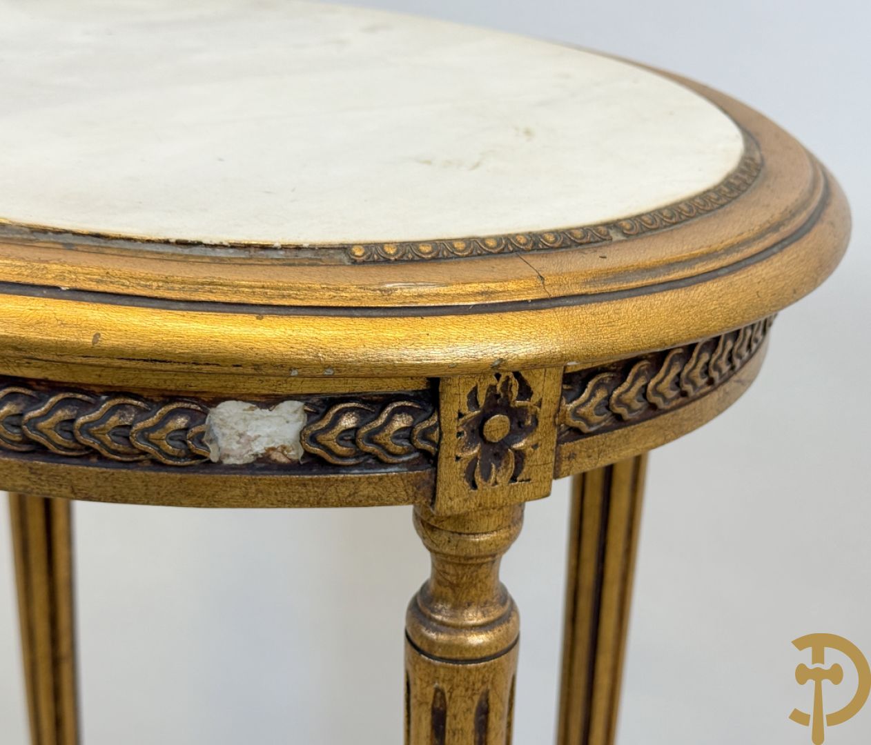 Vergulde bijzettafel Louis XVI stijl met wit marmeren blad op gecanneleerde poten