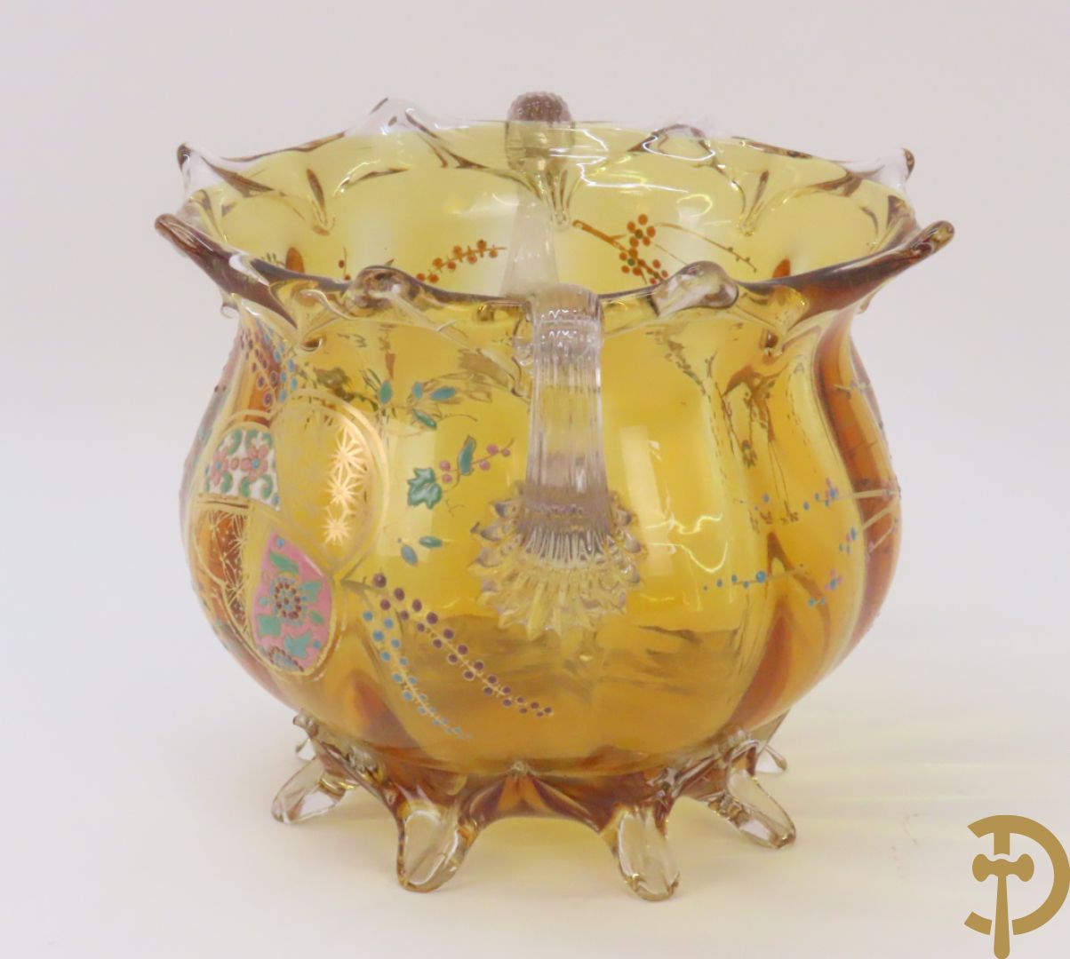 Mongeblazen glazen driestel bestaande uit centrale coupe met 2 oren, zijdelings met 2 eivormige coupes met gekleurd bloemendecor