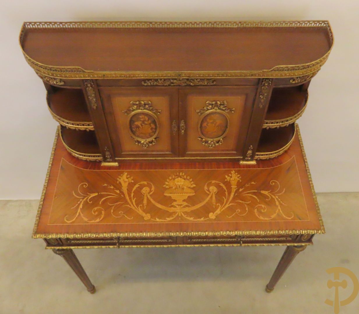 Notelaren tweedelig  kabinet met 2 lades en 2 deuren op hoge poten, gemarketteerd en bezet met bronsbeslag