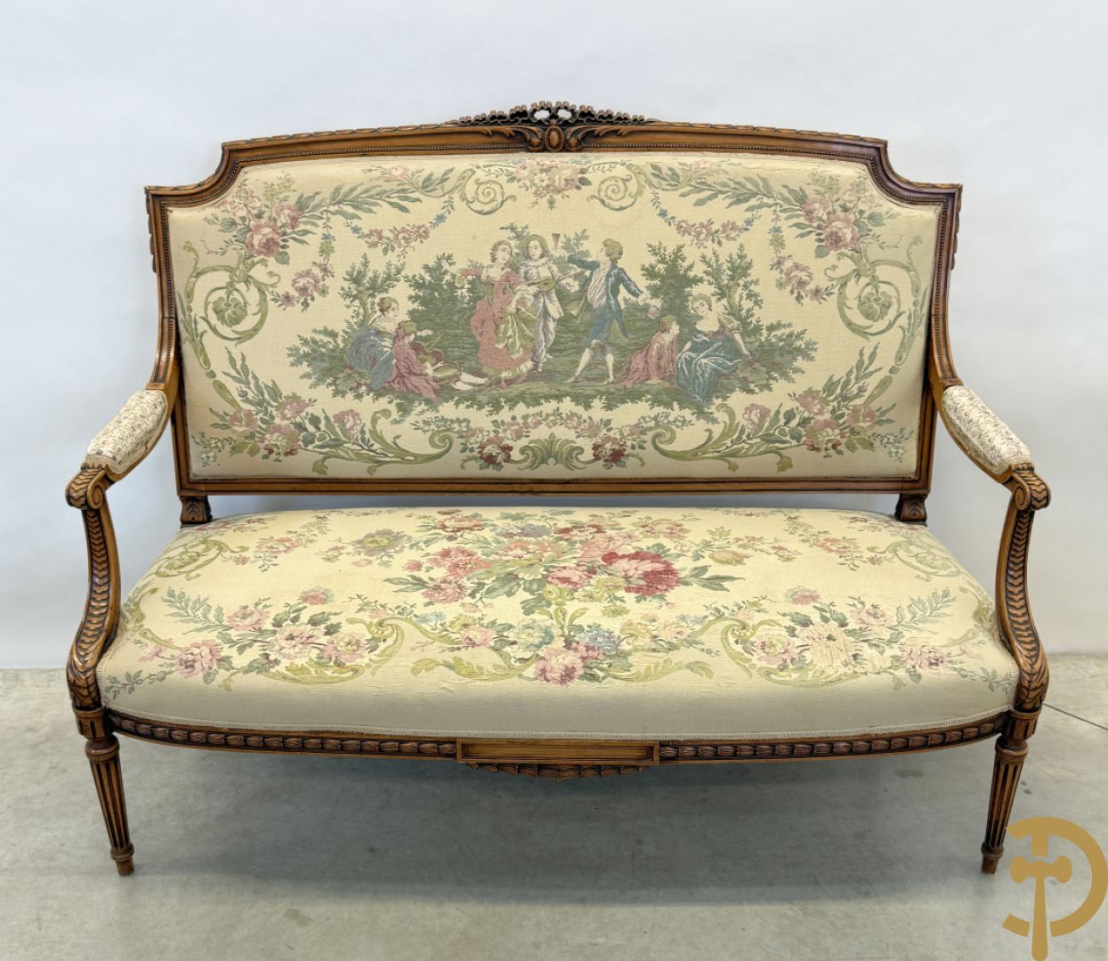 Vijfdelig notelaren Louis XVI salonensemble bestaande uit canapé, 2 armzetels en 2 stoelen