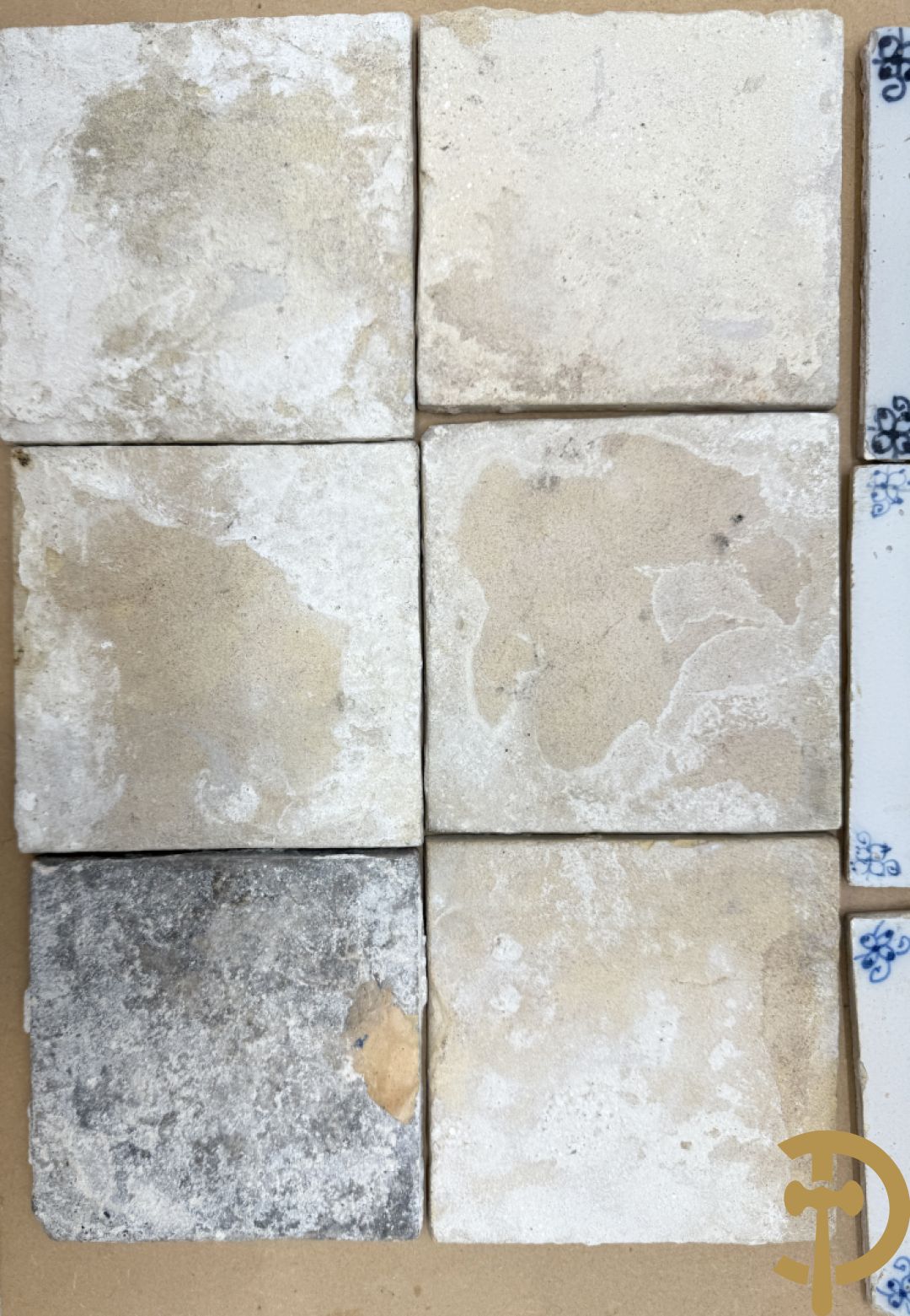 Negen Delftse tegeltjes met geanimeerd decor (6 stuks) en landschappen (3 stuks)