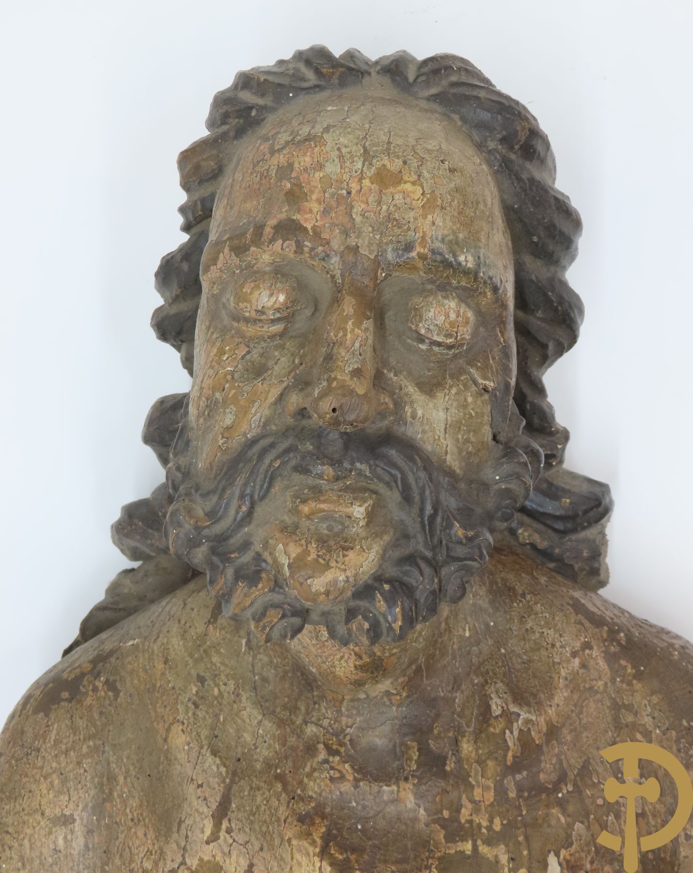 Houtgesculpteerde liggende Christus met lendendoek, mooi gestyleerde haren en baard, polychromieresten, 17e -18e