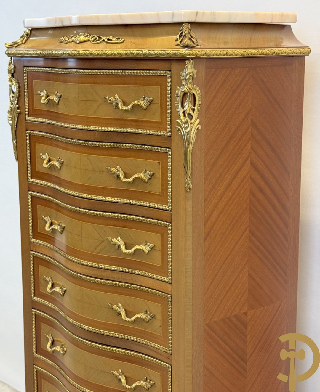 Notelaren zevenladenkast met bronsbeslag op voluutvormige poten - bovenaan marmeren blad