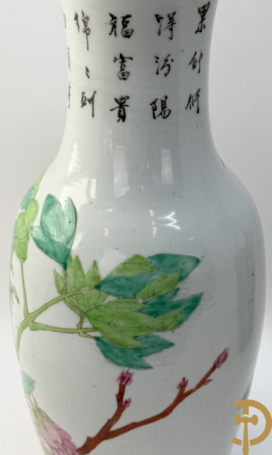 Paar Chinese porseleinen vazen met bloemen- en vogeldecor, achteraan getekend