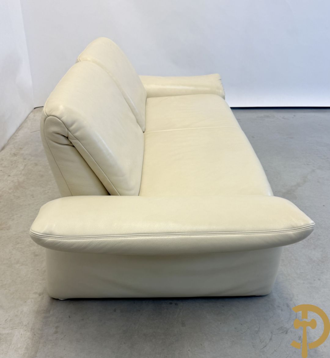 Salonensemble Koinor bestaande uit 3 elementen waarvan groot element met uittrekbaar voeteinde en twee tweezits