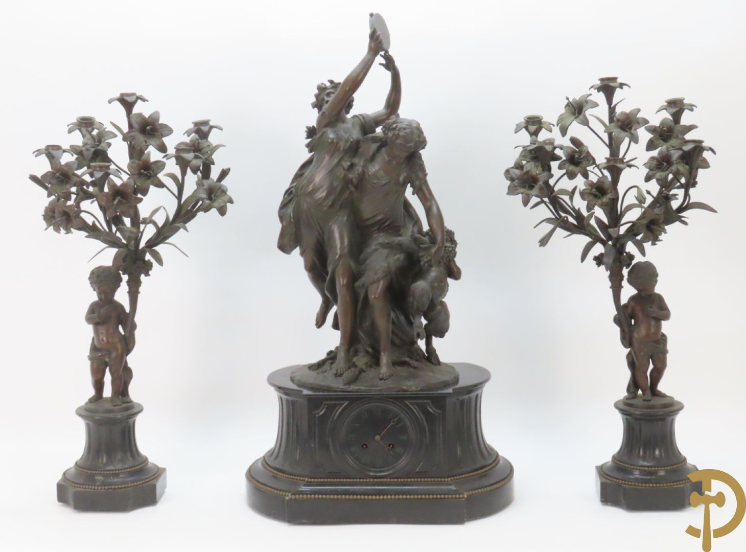 CLODION getekend - Paar elegante bronzen dames met tambour en fruit, geflankeerde door jonge faune, op marmeren klokstel - opgebouwd als garnituur met 2 kandelaars met bronzen kindjes dragende een toorts met bloemen en kaarsen
