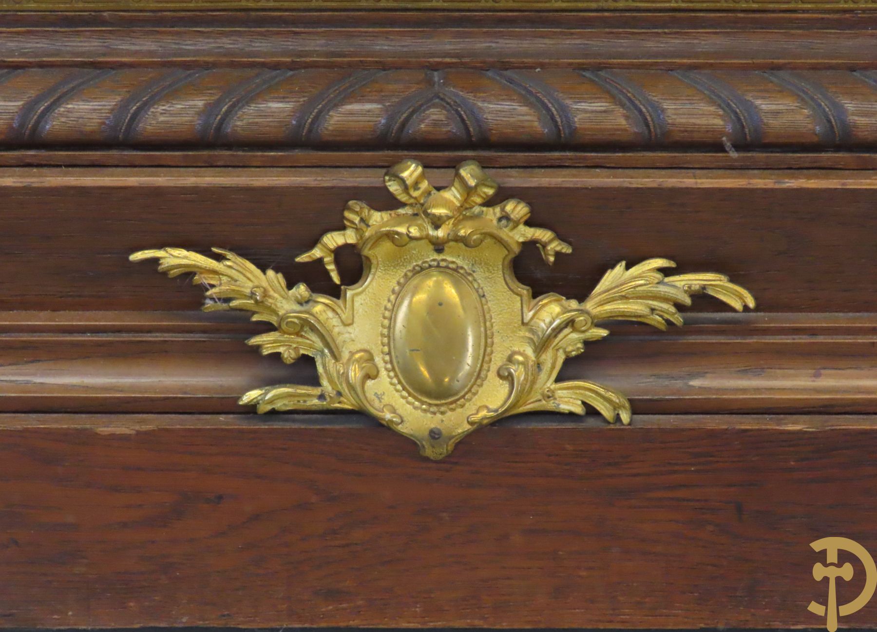 Staande klok met eikenhouten chassis en Neo Renaissance motieven bezet met bronsbeslag, bovenaan met bronzen cupido