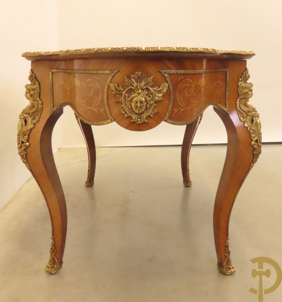 Gemarketteerde ovale notelaren tafel bezet met bronsbeslag van dameshoofden + stoel