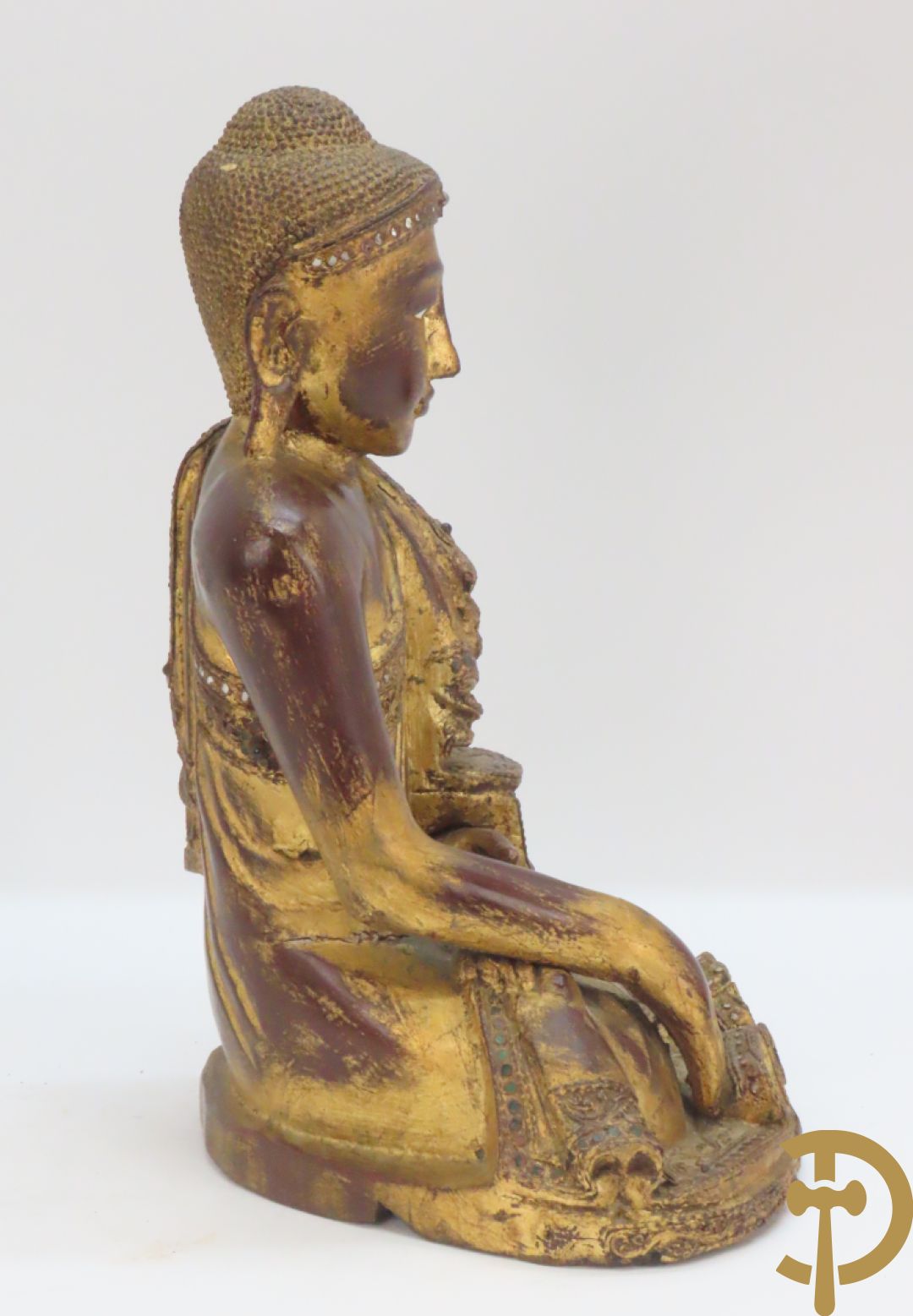 Grote staande vergulde houtgesculpteerde boedha +vergulde  zittende houten boedha met edelsteentjes