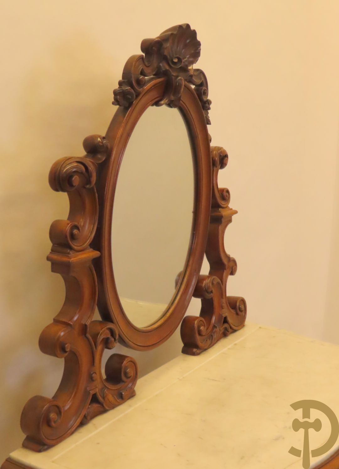 Opschiktafel Louis Philippe met accanthusranken, ovale spiegel en marmeren blad op voluutvormige poten