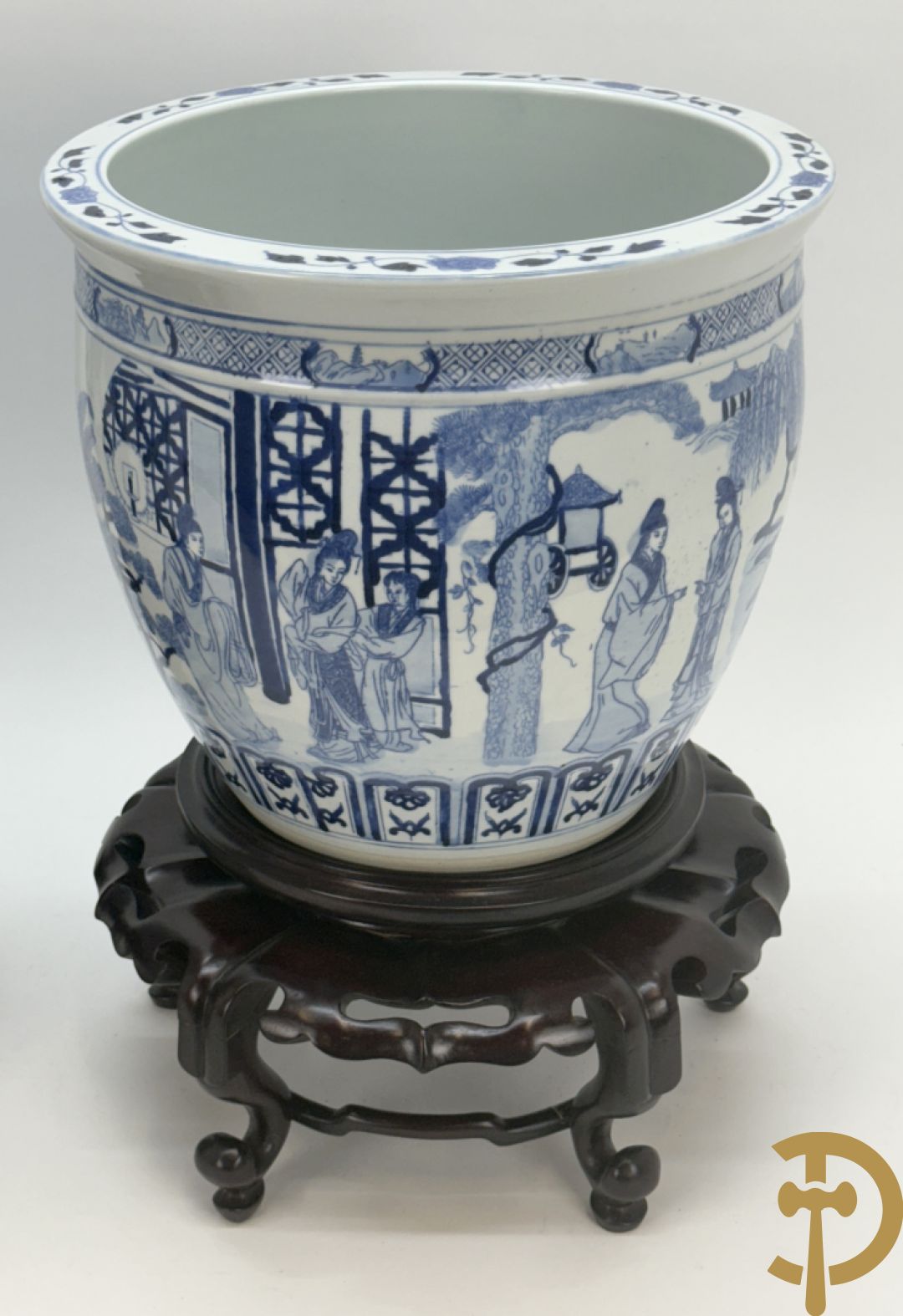 Twee blauw/witte cachepots met geanimeerd landschapsdecor op houten sokkels