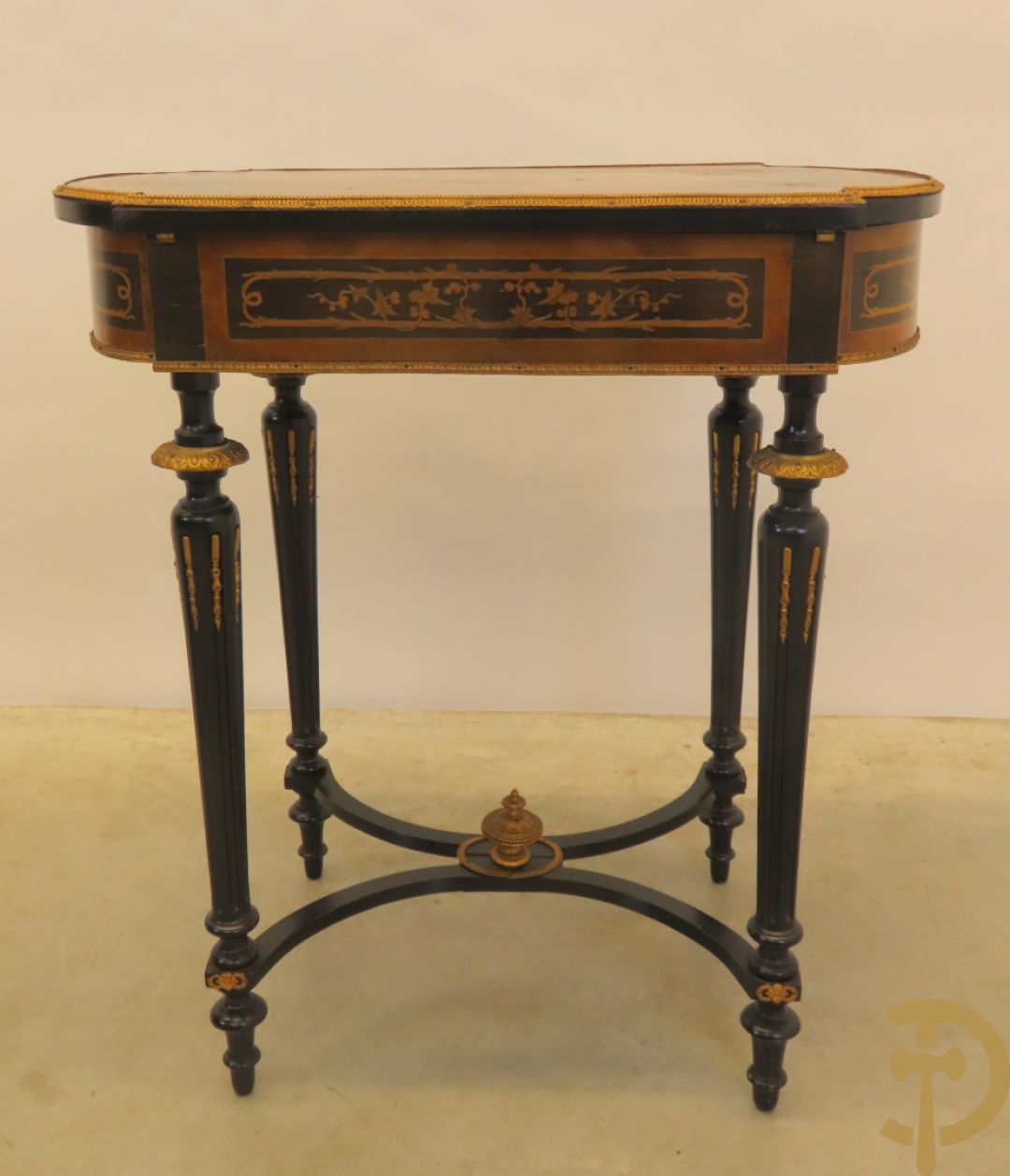 Napoleon III openklapbare opschiktafel/naaitafel met bloemenmarquetterie en amfoor in bovenblad, 19e
