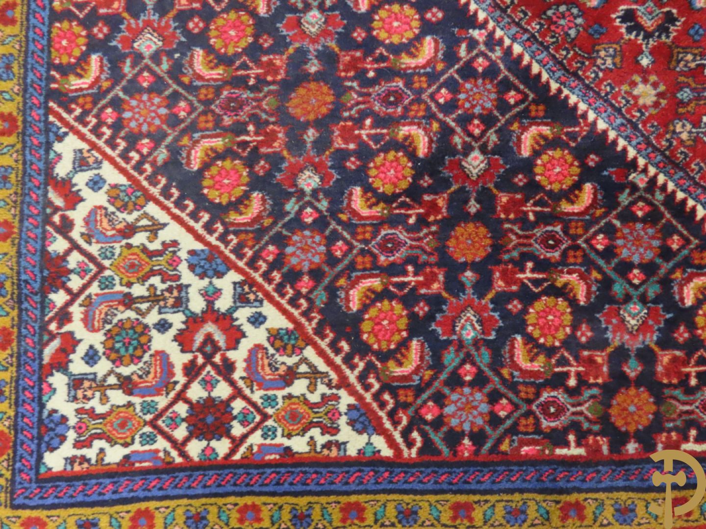 Oosters handgeknoopt tapijt met centraal decor