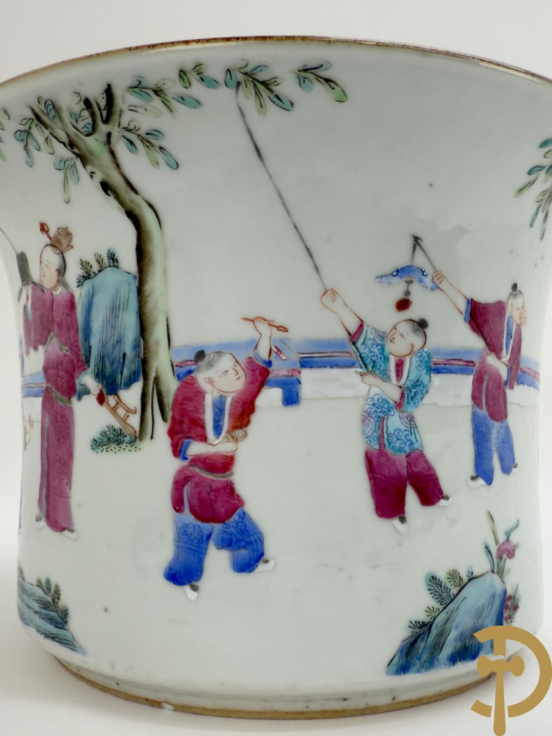 Chinese porseleinen bloemencachepot met decor van kinderen en dames