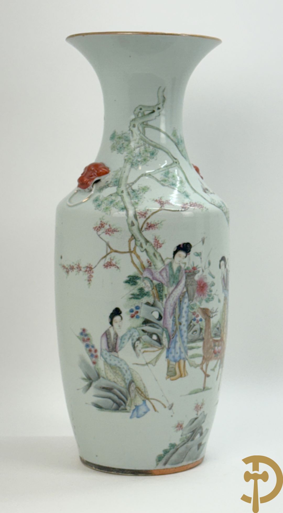 Chinese porseleinen vaas met decor van dames en hert in landschap
