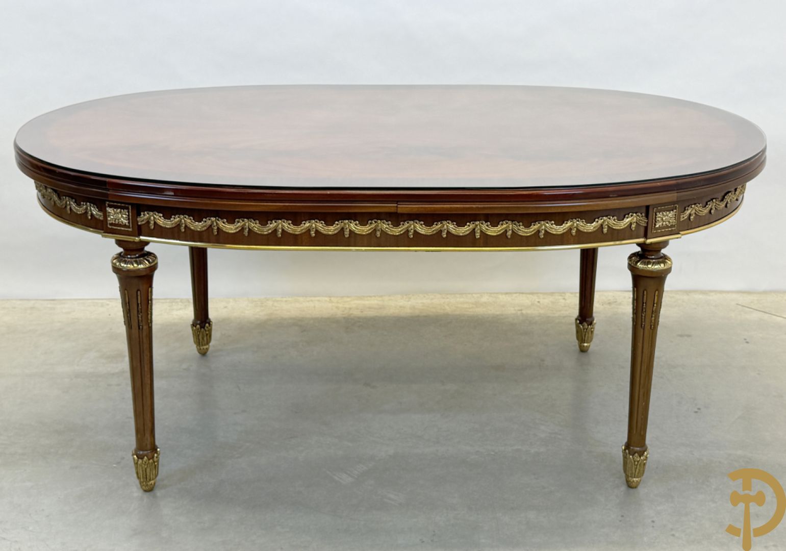 Ovale notelaren tafel bezet met bronsbeslag op gecanneleerde poten