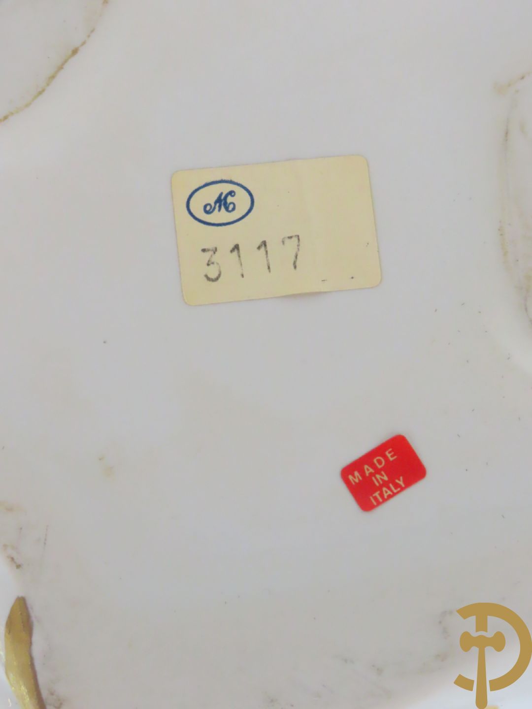 Keramieken beeld met 2 paardenkoppen, centraal met pique fleur, Italiaans, onderaan gemerkt Mangani