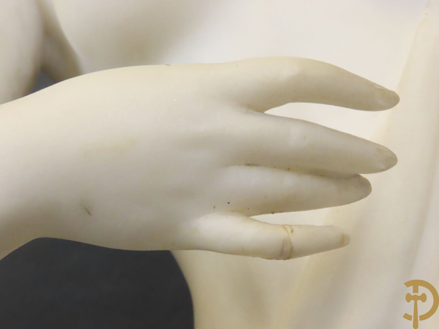 Prof. Fagioli Firenze getekend : Witte marmersculptuur van zittende dame met ontblote boezem met muziekinstrument