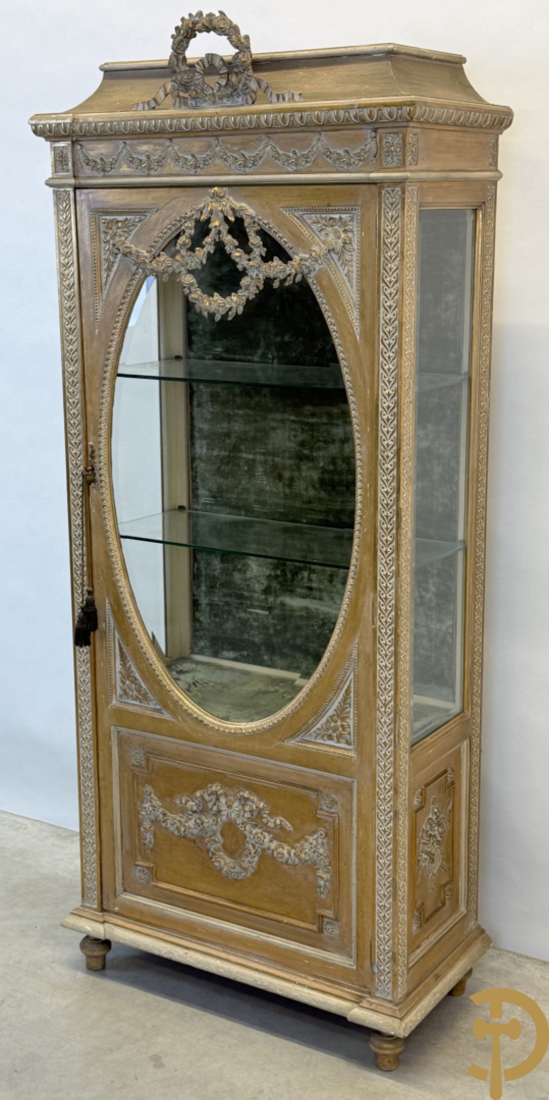 Vergulde ééndeursvitrine met geslepen ruiten, guirlandes en rocailles, bovenaan bekroond met bloemenkrans, Louis XVI stijl