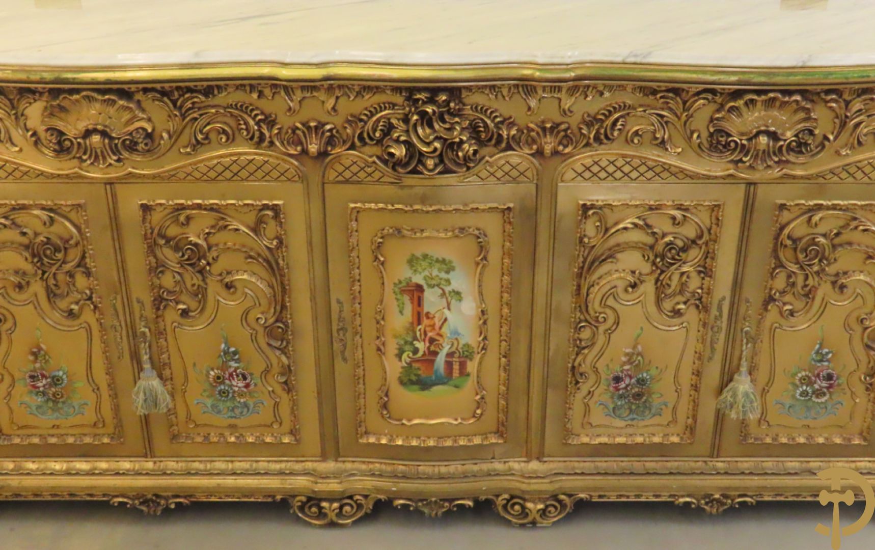 Uitzonderlijke vergulde Louis XV eetkamer bestaande uit vijfdeursdressoir met voluutvormige accanthusranken en rocailles, beschilderd met bloemenmotieven en centraal tafererel met hoornen des overvloeds + bijhorende spiegel vergulde tafel op voluutvormige poten met zes bijhorende stoelen + vitrine met accanthusranken en centrale deur, op voluutvormige poten