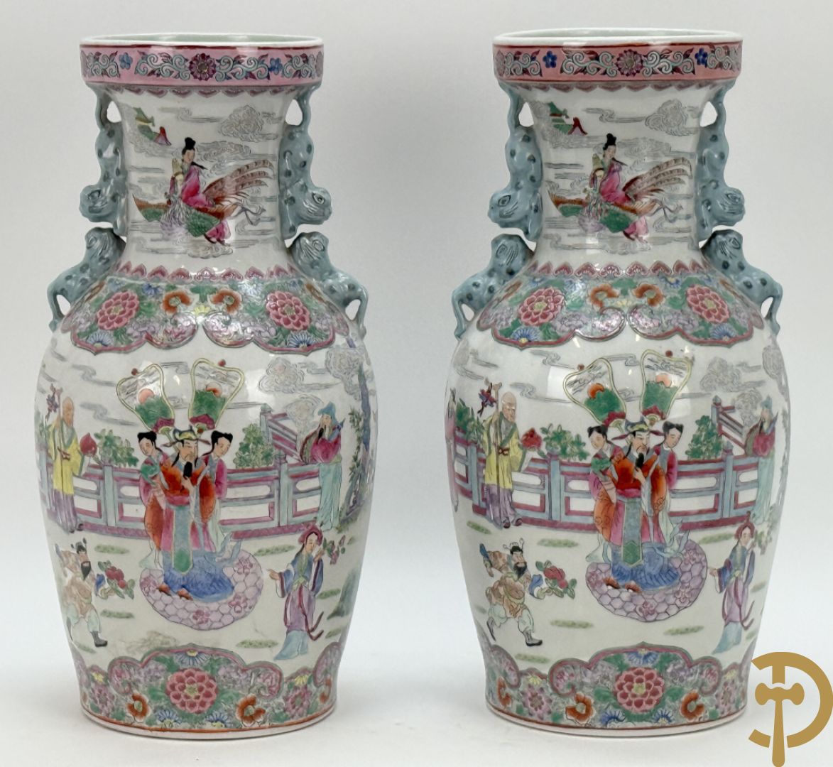 Paar Chinese porseleinen vazen met geanimeerd tafereel