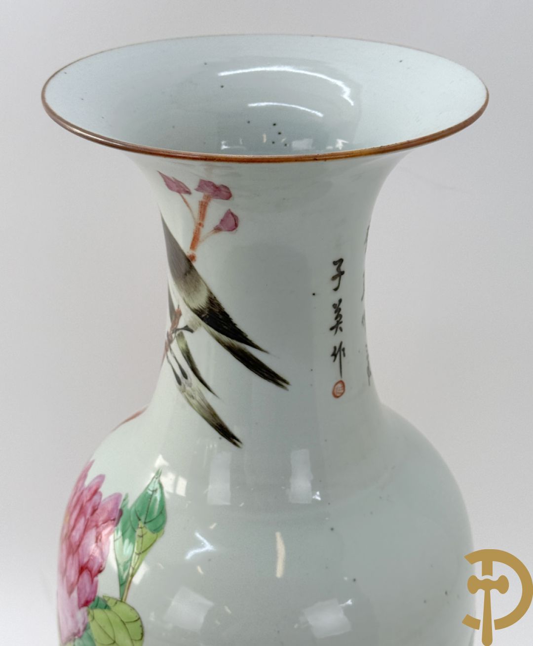 Paar Chinese porseleinen vazen met bloemen- en vogeldecor, achteraan getekend