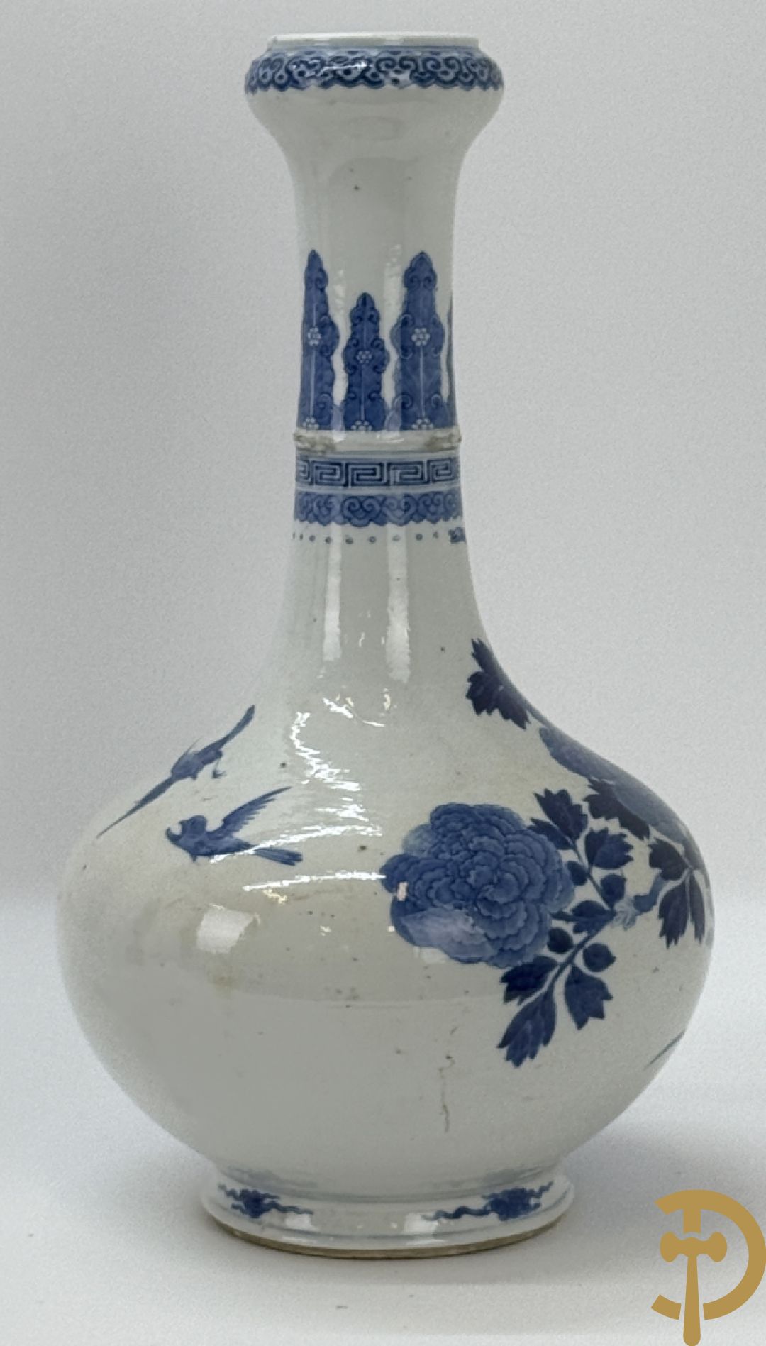 Chinese blauw/witte porseleinen kalebasvormige vaas met bloemen- en vogeldecor, onderaan gemerkt