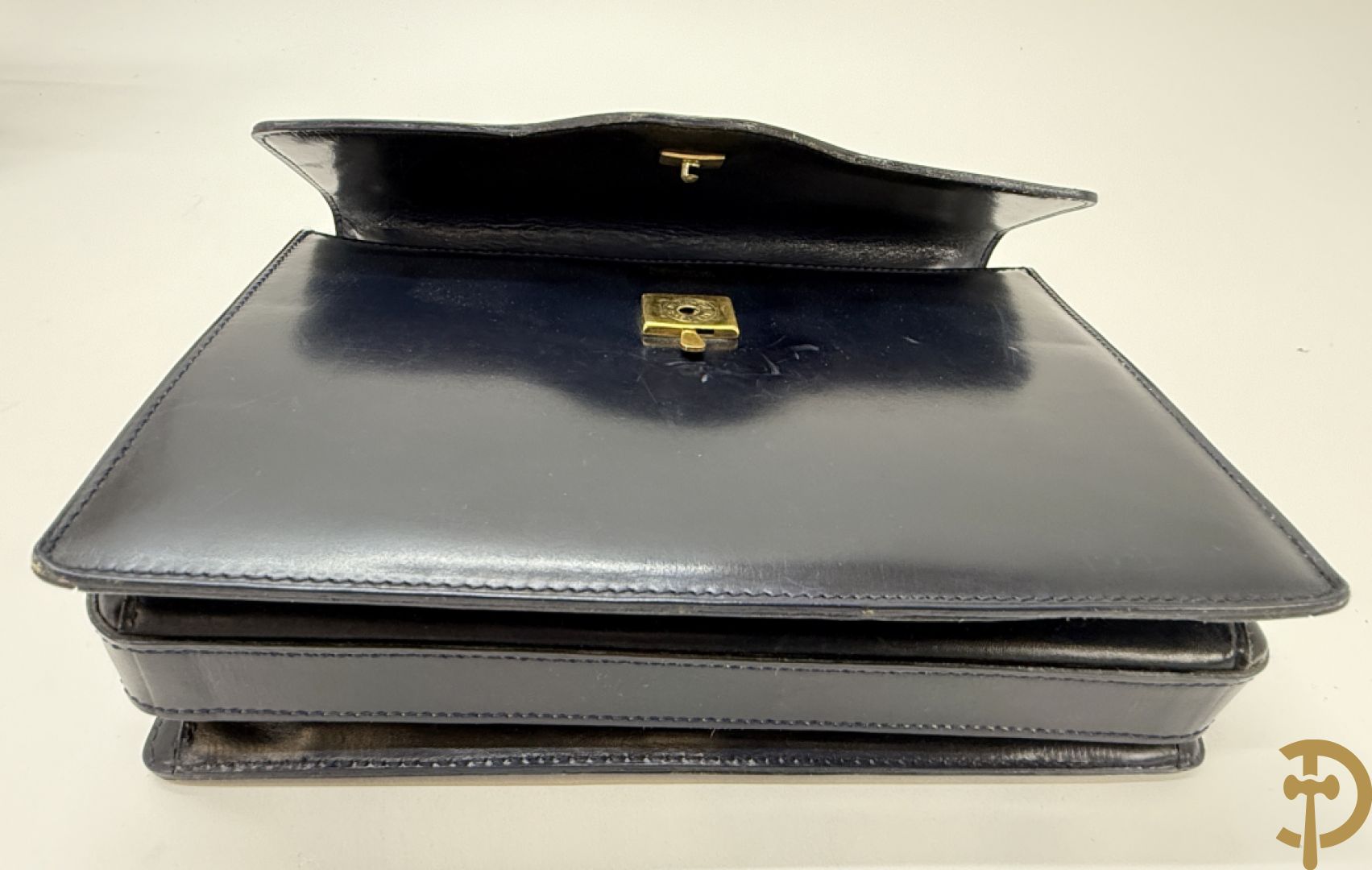 Blauwe lederen vintage Delvaux handtas + gelakte zwart lederen vintage Delvaux handtas met zak