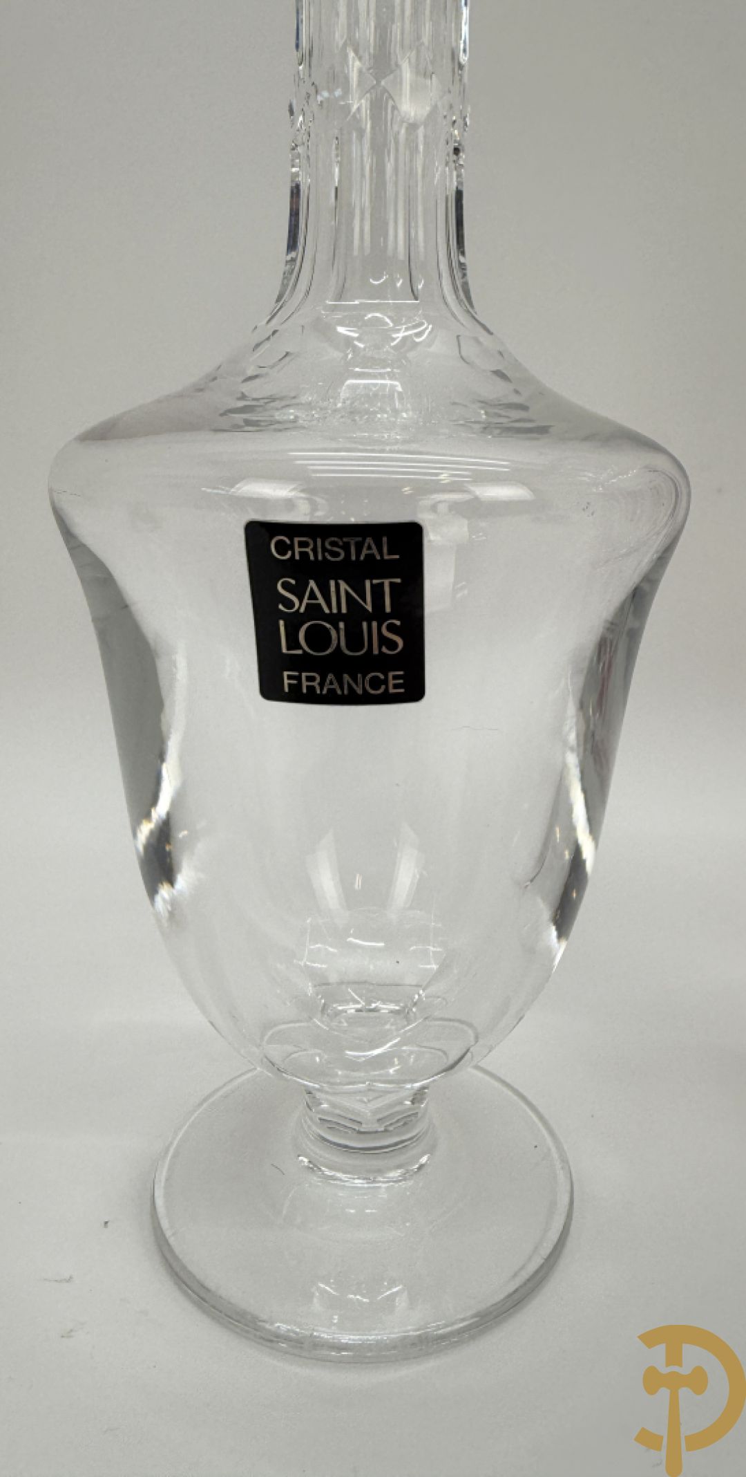 Vier kristallen karaffen w.o. 1 Saint Louis + schenkkan in Boheems kristal + vaas + getorste gekleurde Val-Saint-Lambert vaas + groen gekleurde asbak Val-Saint-Lambert