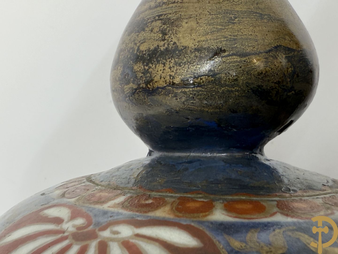 Japanse imari dekselpotiche met rood/blauw decor van bloemen in cartouches