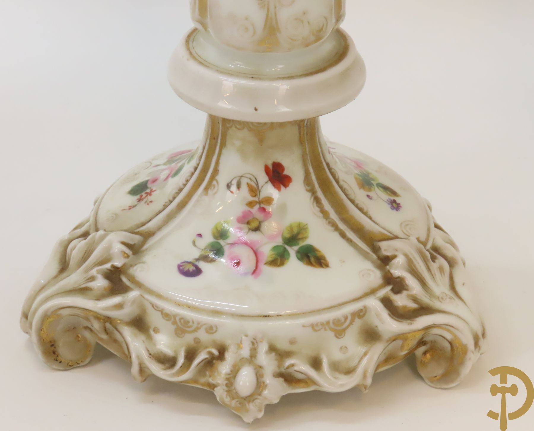 Porseleinen Vieux Paris vierarmige kandelaar met bloemen bezet + paar Vieux Bruxelles cornetvazen