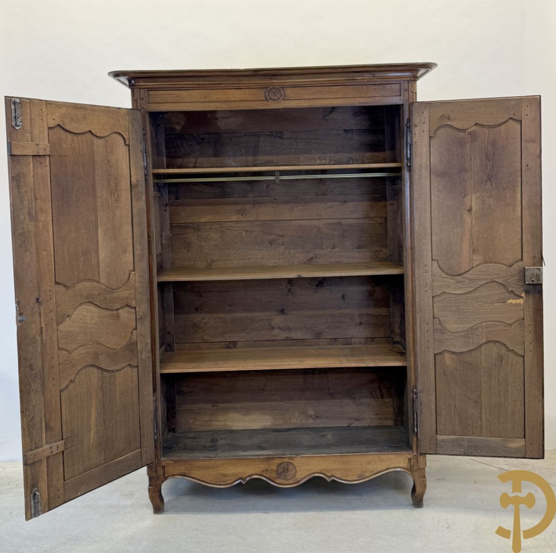 Massief eiken tweedeurskast met afgestoken panelen en gecanneleerde afgeronde hoeken