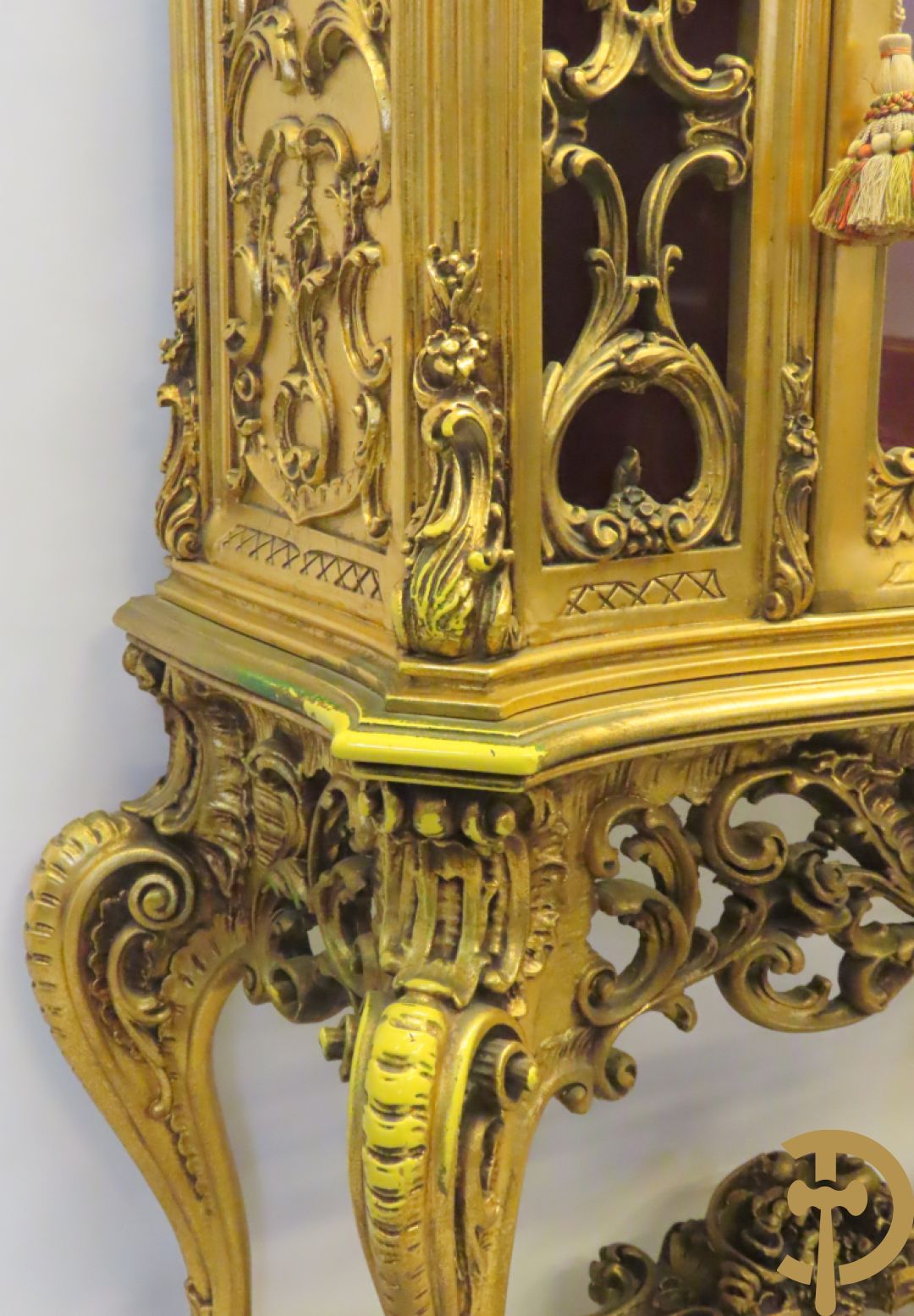 Uitzonderlijke vergulde Louis XV eetkamer bestaande uit vijfdeursdressoir met voluutvormige accanthusranken en rocailles, beschilderd met bloemenmotieven en centraal tafererel met hoornen des overvloeds + bijhorende spiegel vergulde tafel op voluutvormige poten met zes bijhorende stoelen + vitrine met accanthusranken en centrale deur, op voluutvormige poten