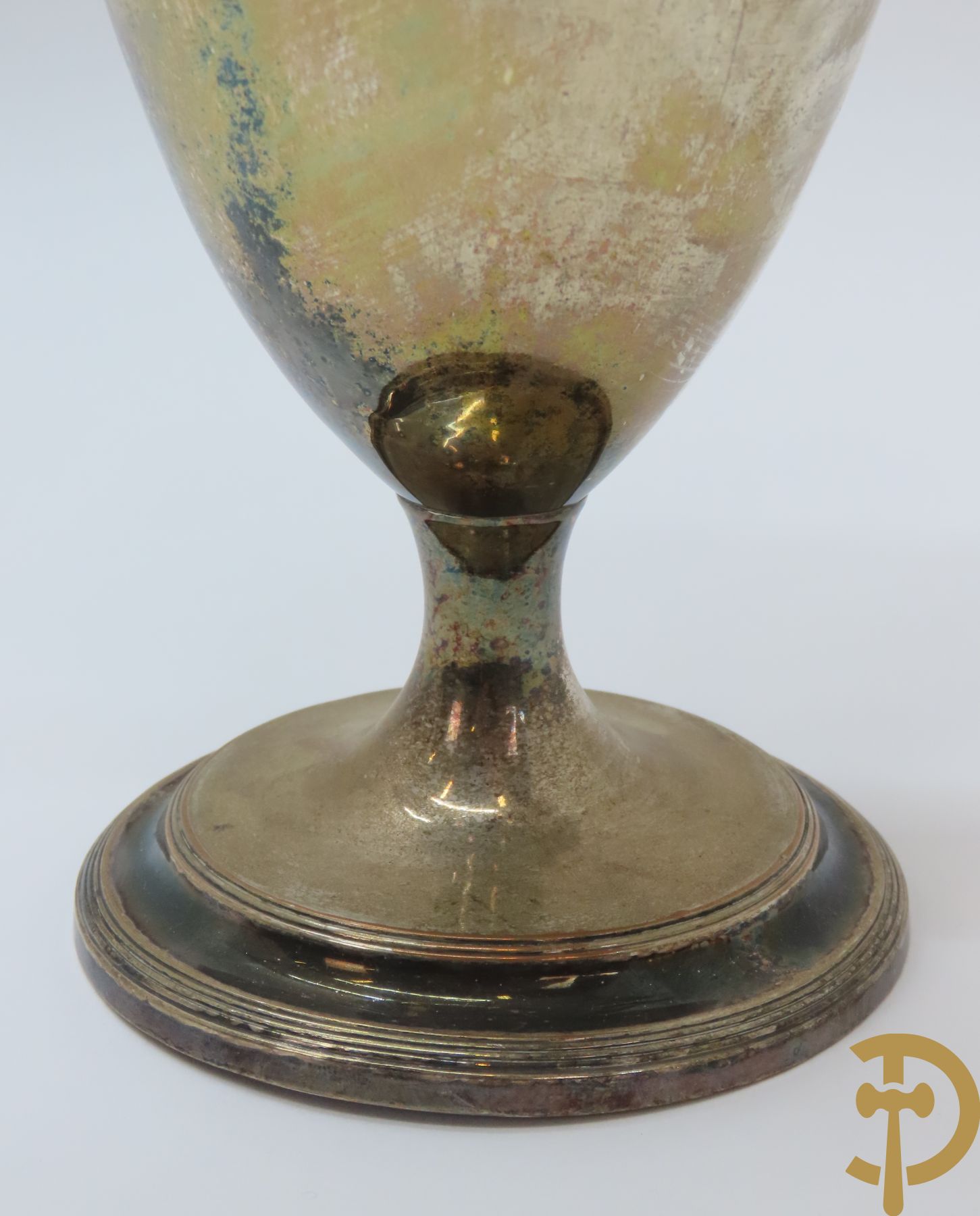 Verzilverd koffiestel MFD & Plated by Reed & Barton 2046 bestaande uit koffiekan, melkkan en suikerpot met ovale medaillons + verzilverde coupe met eekhoorn en rocaille + verzilverde coupe met glas + Verzilverde schenkkan met houten handvat