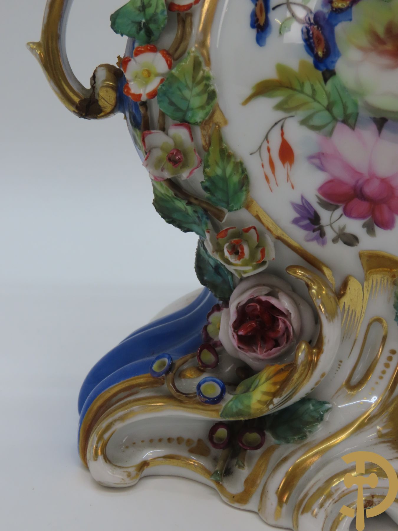 Porseleinen Franse cornetvaas geajoureerd met bloemenmotief, Vieux Paris + Vieux Paris coupe + porseleinen coupe met bloemenmotieven bezet