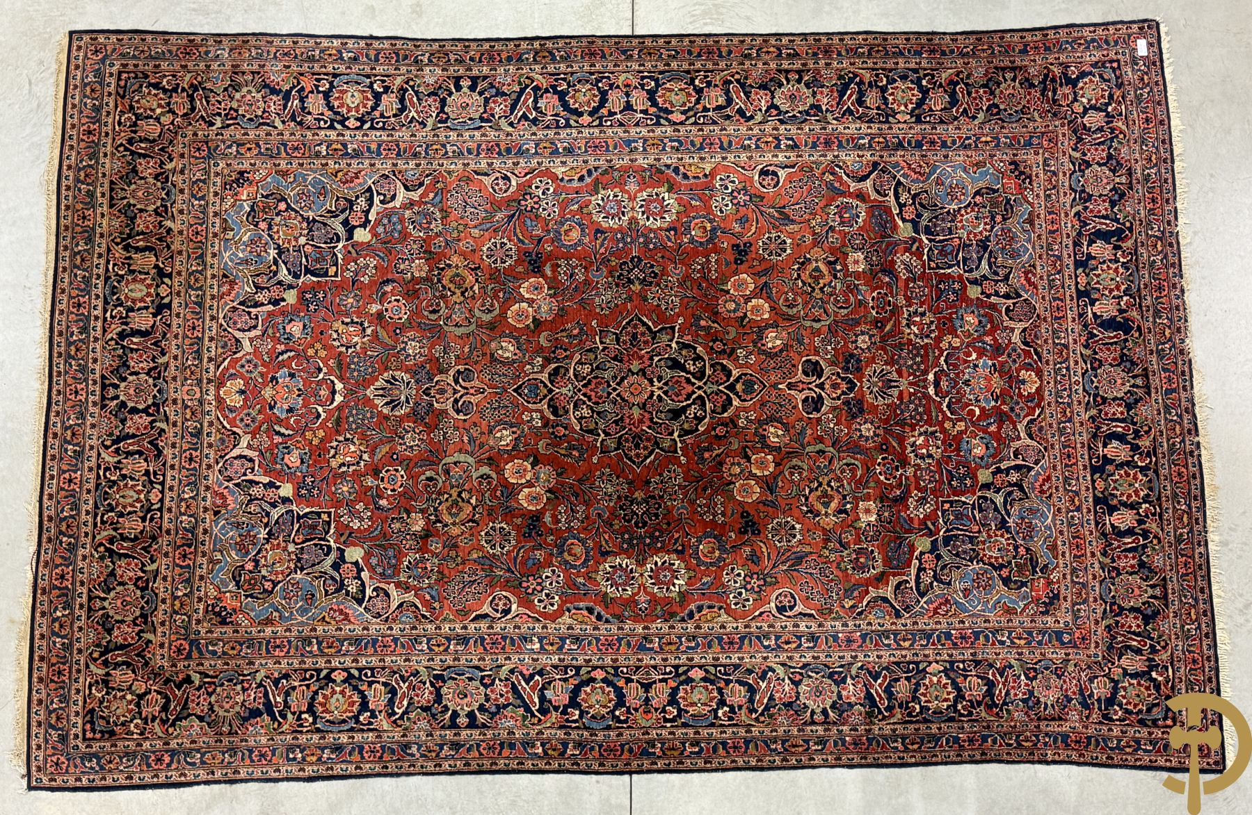 Oosters handgeknoopt tapijt met bloemenmotieven op rode fond